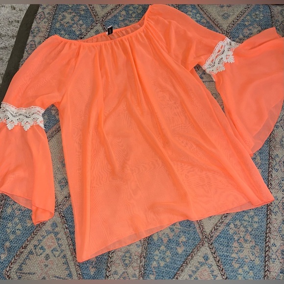 Tops - Semi sheer flowy top